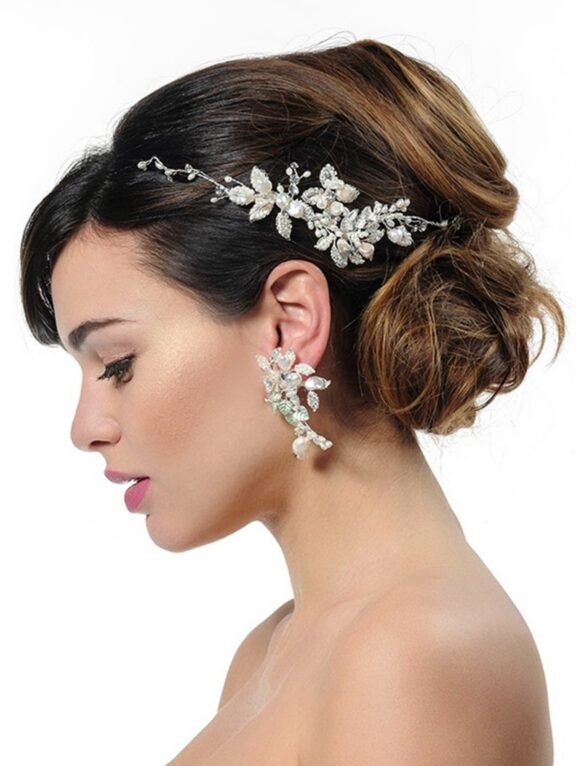 Zilver / ivoorkleurig haarsieraad met bladeren, versierd met zoetwaterparels en strass steentjes. Ook verkrijgbaar in goud met pastelkleur – BB8580 € 120