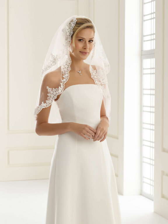 2-laagse sluier met kanten rand diamond tule, lengte 80/55 cm, versierd met glazen kraaltjes €95