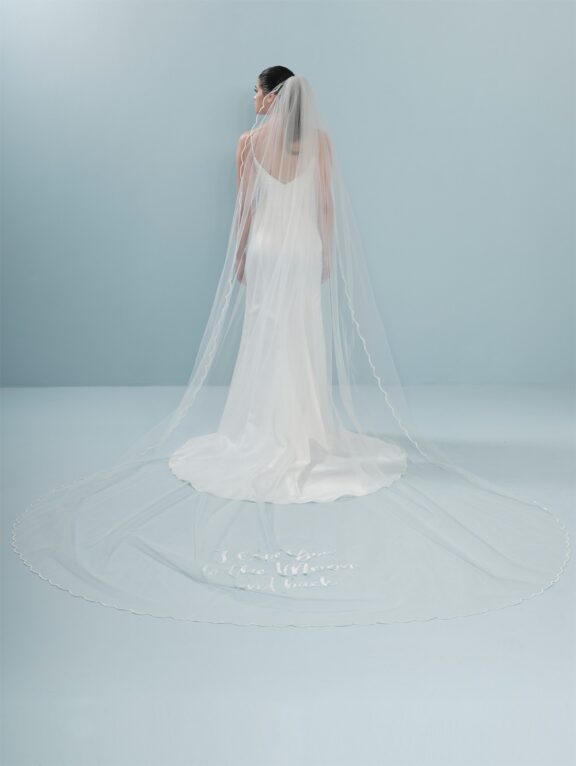 Bruidssluier geborduurde randen met golfpatroon en de tekst "I love you to the moon and back" S412 350cm €270