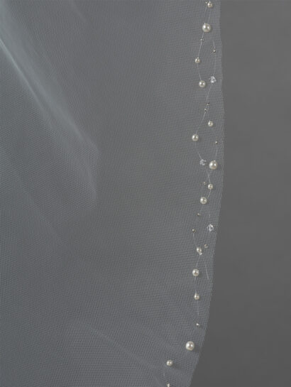 Dubbellaagse bruidssluier met kralen en parels aan de rand. Lengte 75cm