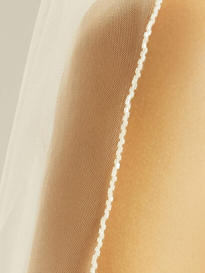 Dubbele sluier met glaskraaltjes rand, gemaakt van soft tule, lengte 80/60cm, S312 - €45