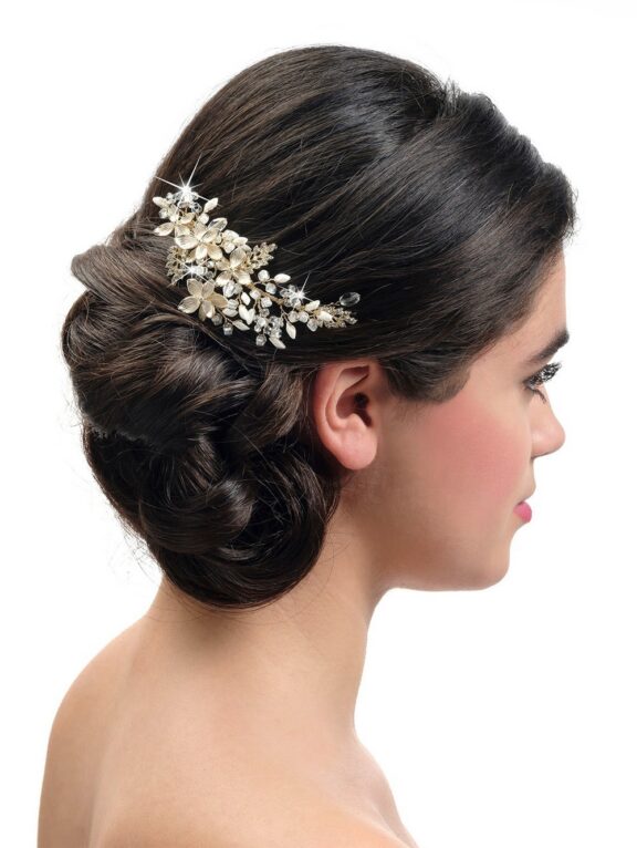 Zilverkleurige of rosé goudkleurige of goudkleurige bloemen, ivoorkleurige parels, kristallen en strass steentjes op een haarclip - code BB-432 - Prijs € 70