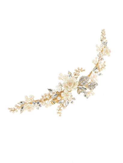 Goudkleurig haarjuweel aan een clip met porseleinen bloemen in pastelkleuren, blaadjes met strass steentjes en ivoorkleurige parels - BB-264 - Prijs € 80