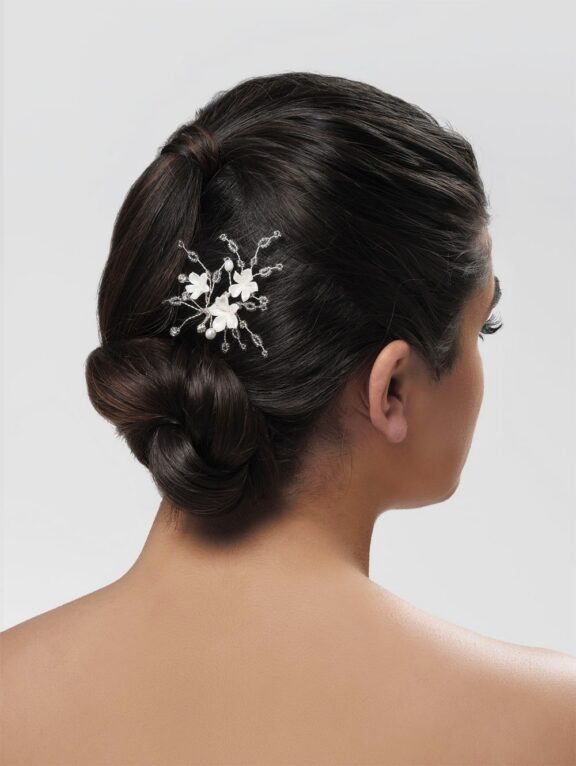 bruidsHaarspeld met zoetwaterparels en porseleinen bloemen en strass steentjes, kleur ivory & silver - code BB-267 - Prijs € 40