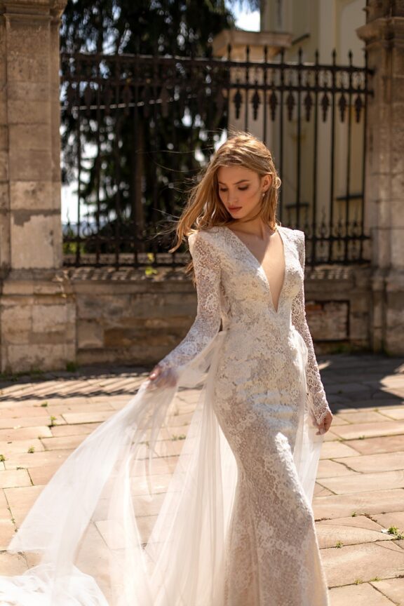Trouwjurk met gedetailleerd kant en diepe V-hals, perfect voor een bohemian bruid