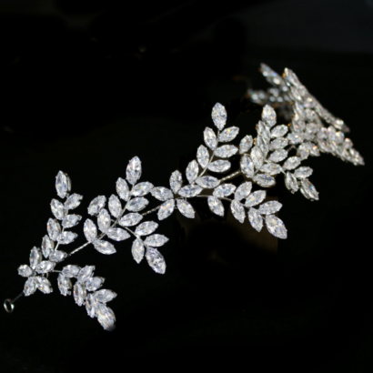 Cubic zirconia glitzy glam headpiece - embellished with high quality clear cut cubic zirconia crystals on a high quality silver finish. Dimensions are 33cm x 6.5cm wide. Code 7263 - € 150