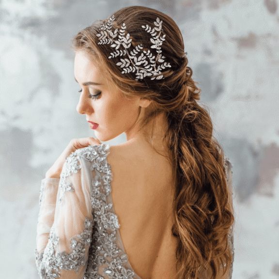 Exquisite - vintage inspired crystal vine headpiece - embellished with high quality clear crystals on a gold finish. Dimensions are 19cm x 10cm. Code 7398 - € 135