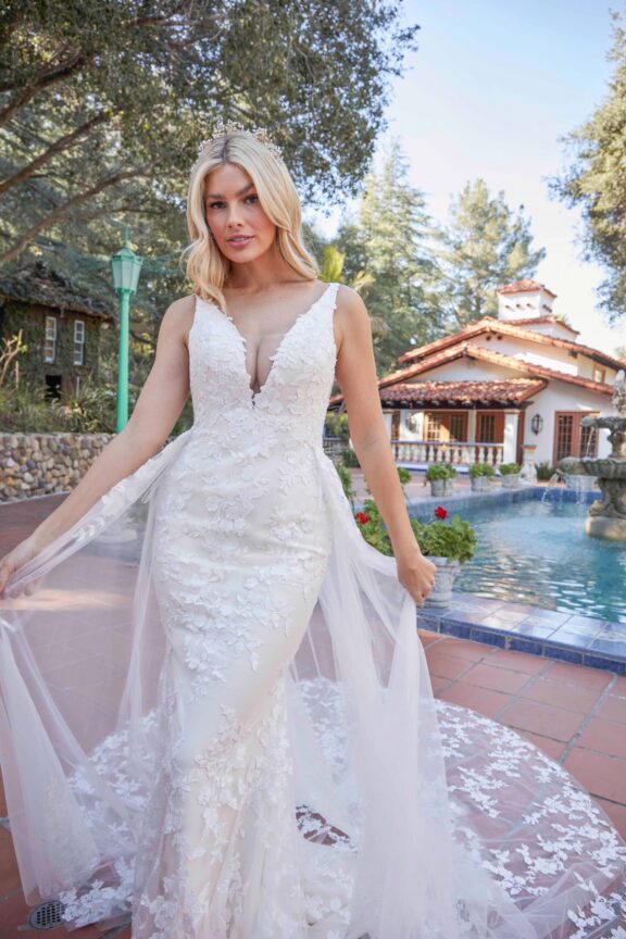 Elegante trouwjurk van Casablanca Beloved met diepe V-halslijn, subtiele kanten bloemenapplicaties en een open rug. Perfect voor een romantische en verfijnde bruid.