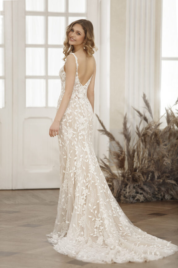 Boho trouwjurk aansluitend fit & flare van Jarice, met delicate kanten details en een elegante sleep.