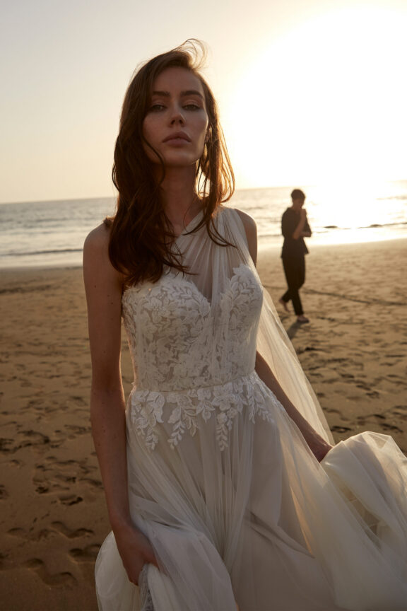 Strapless trouwjurk van Justin Alexander met zachte tule en kanten details, met een elegante strik aan de achterkant.