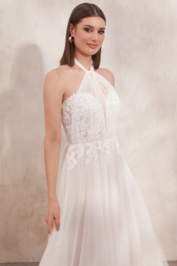 Halter trouwjurk van Justin Alexander met een kanten lijfje en een zachte tule rok