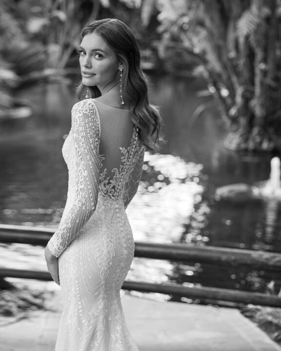 Adriana Alier trouwjurk van Rosa Clará met een open rug en verfijnde kanten details, te verkrijgen in Astene - boogscheut van Gent