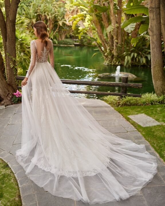 Adriana Alier trouwjurk van Rosa Clará met een open rug en verfijnde kanten details, te verkrijgen in Astene - boogscheut van Gent