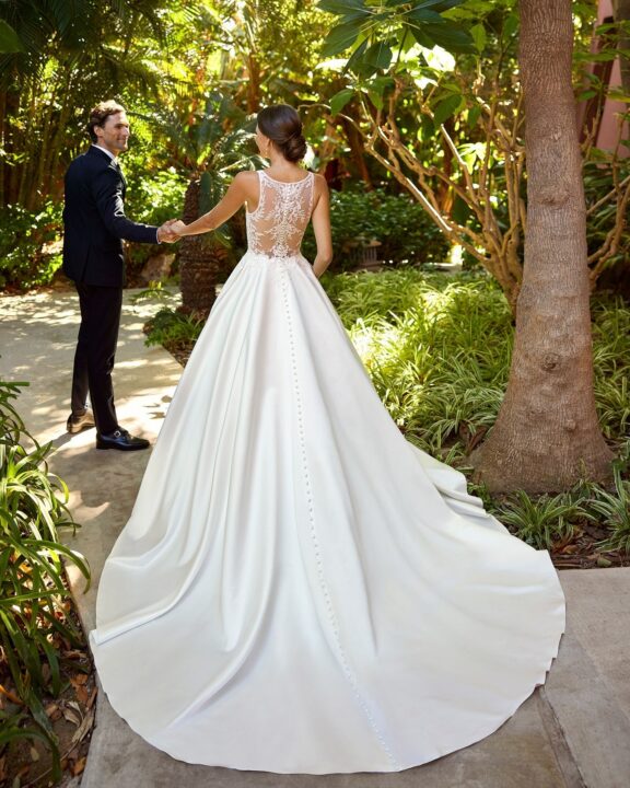 Adriana Alier trouwjurk met een diepe V-halslijn, satijnen rok en delicate kanten details