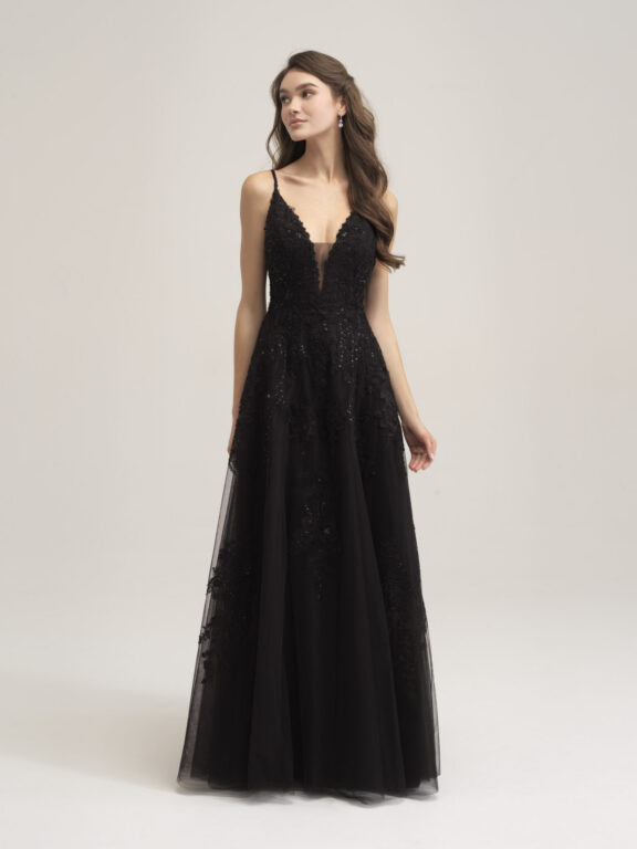 Een stijlvolle zwarte trouwjurk van Allure Bridals, met een diepe V-halslijn en delicate bandjes. De jurk heeft een elegante sleep en een subtiele open rug, afgewerkt met glinsterende kantapplicaties voor een luxe uitstraling.