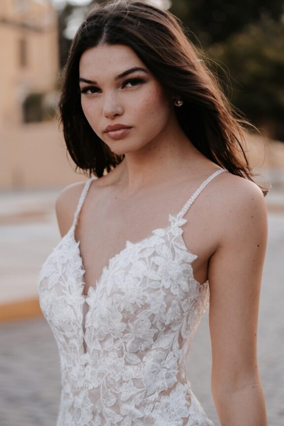 Elegante trouwjurk van Allure Bridals met verfijnde bloemenkant en een aansluitend silhouet, geschikt voor een bruiloft in Deinze, België.