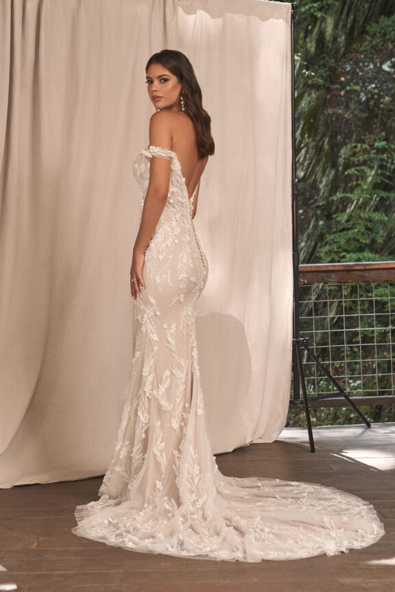 Trouwjurk van Justin Alexander - Lillian West, met een zachte fit-and-flare pasvorm, off-shoulder tule mouwen, delicate botanische kanten applicaties en een elegante sleep.