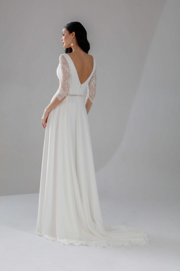 Elegante trouwjurk van Art Design - Jarice, geschikt voor plus size bruiden, met delicate kantdetails en driekwart mouwen