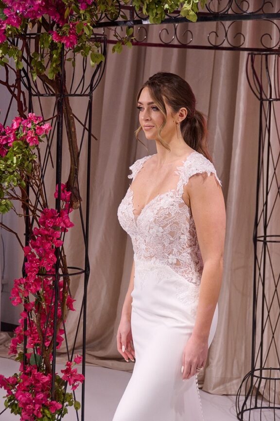 Elegante trouwjurk van Rebecca Ingram - Maggie Sottero, met verfijnde kantdetails en aansluitende pasvorm. Geschikt voor zowel grote als kleine maten.