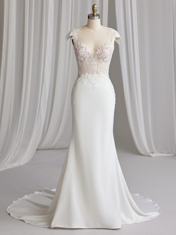 Elegante trouwjurk van Rebecca Ingram - Maggie Sottero, met verfijnde kantdetails en aansluitende pasvorm. Geschikt voor zowel grote als kleine maten.