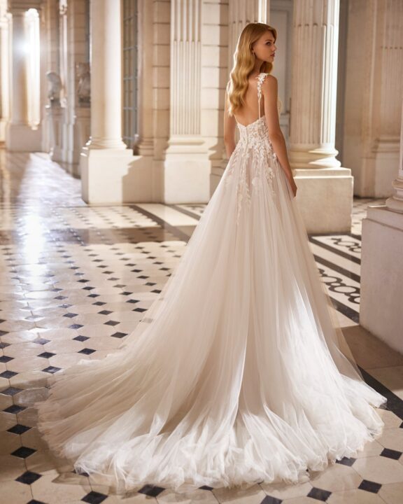 Romantische prinsessenjurk van Rosa Clará met illusion kanten top en volumineuze tule rok.