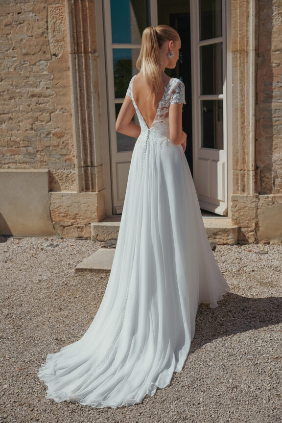 Elegante Sincerity trouwjurk van Justin Alexander met kanten top, subtiele mouwtjes en een luchtige chiffon rok, perfect voor een romantische bruiloft in Gent.