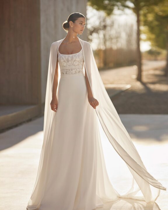 Elegante trouwjurk van Rosa Clará met een sierlijk kanten lijfje en een soepelvallende chiffon rok, perfect voor een romantische bruid in Gent.