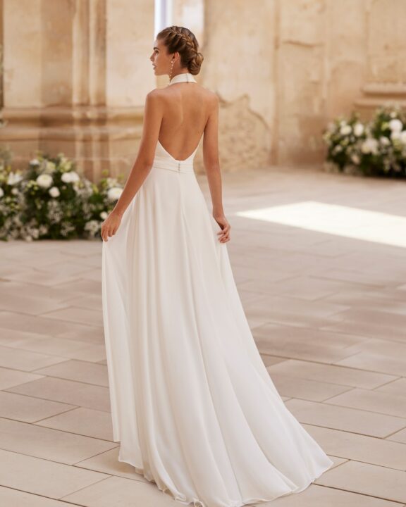 Elegante trouw jumpsuit van Rosa Clará - Alma Novia met halternek, open rug en vloeiende broek, perfect voor de moderne bruid in Astene