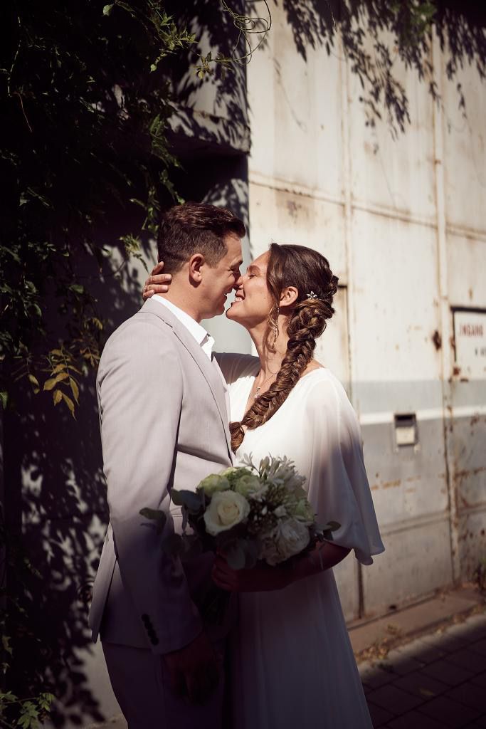 Hoi Figen

Ik wou je onze foto's even doorsturen... zelfs de fotograve vond dit kleed/jumpsuit de max om een fotoshoot mee te doen!.
Ik wil je zo hard bedanken voor jouw warmte, gastvrijheid en de hulp bij mijn zoektocht naar mijn jumpsuit.

Wel laten we eerlijk zijn... het eerste was een schot in de roos en je zag het aan mij! Toch liet je mij nog wat zaken passen hoor...
Je kent jouw bruidjes door en door en ik ben blij dat ik op jouw expertise heb vertrouwd, alles was perfect!

Dank u wel!

Met vriendelijke groeten

Evelien