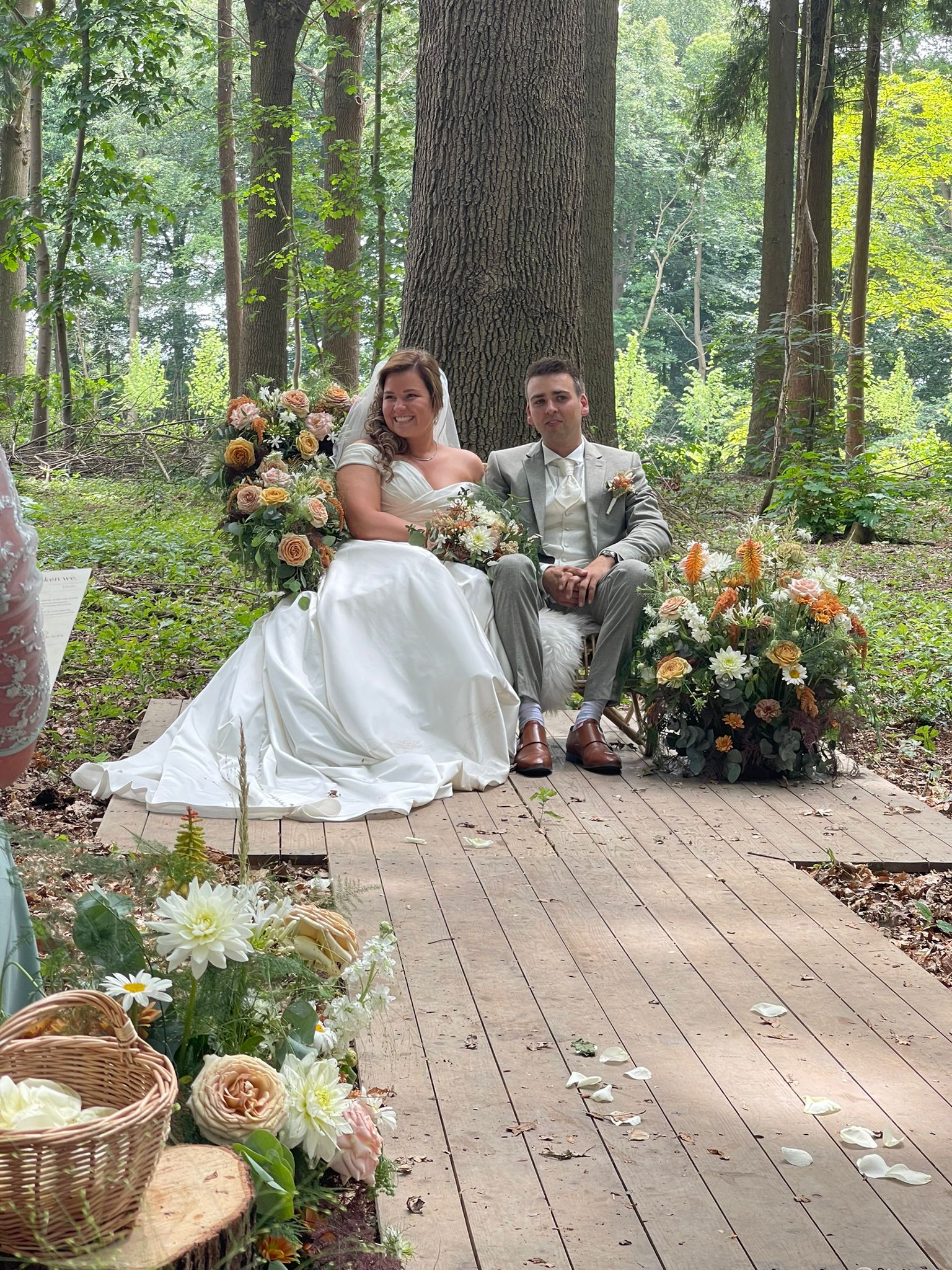 Beste,

Afgelopen vrijdag was het ons trouwfeest. Wat hebben we ongelooflijk hard genoten.
Het is nog even wachten op de foto's van de fotograaf maar ik wou je toch al even een sneakpeak geven.

De samenwerking, de afwerking, de service, het zoeken naar de perfecte sluier en de bijhorende parels... B-E-D-A-N-K-T
Ondanks het voor mij niet altijd evident is om mezelf mooi te vinden, voelde ik me prachtig in mijn jurk.
Het was heerlijk om jouw jurk te mogen dragen. Je hebt me doen stralen.

WAUW. Oprecht een krak in je vak en een parel van een dame.

Liefs,
Marieke