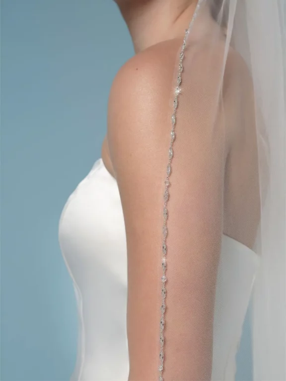 Sluier gemaakt van enkellaagse medium-sluiertule versierd met kraaltjes op de randen