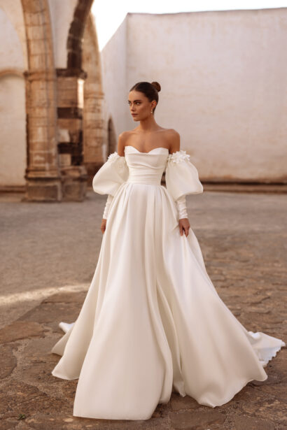 Dama Couture Anika strapless trouwjurk met afneembare pofmouwen en bloemendetails