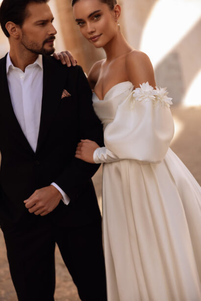 Dama Couture Anika strapless trouwjurk met afneembare pofmouwen en bloemendetails