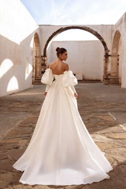 Dama Couture Anika strapless trouwjurk met afneembare pofmouwen en bloemendetails