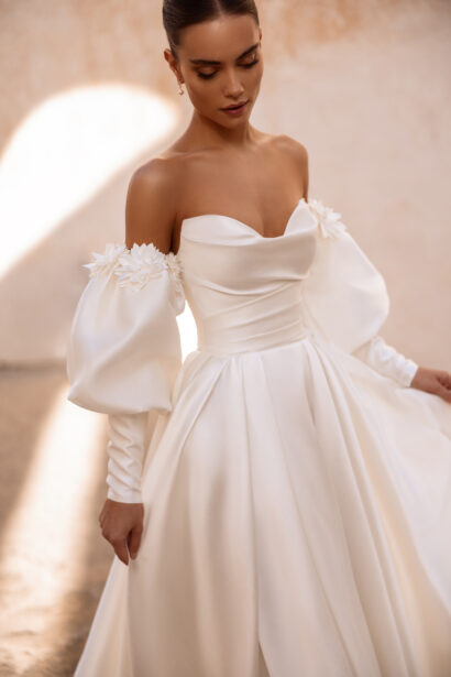 Dama Couture Anika strapless trouwjurk met afneembare pofmouwen en bloemendetails