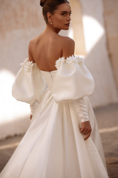 Dama Couture Anika strapless trouwjurk met afneembare pofmouwen en bloemendetails