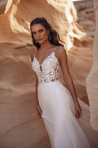 Dama Couture Malika trouwjurk met open rug en vloeiende rok