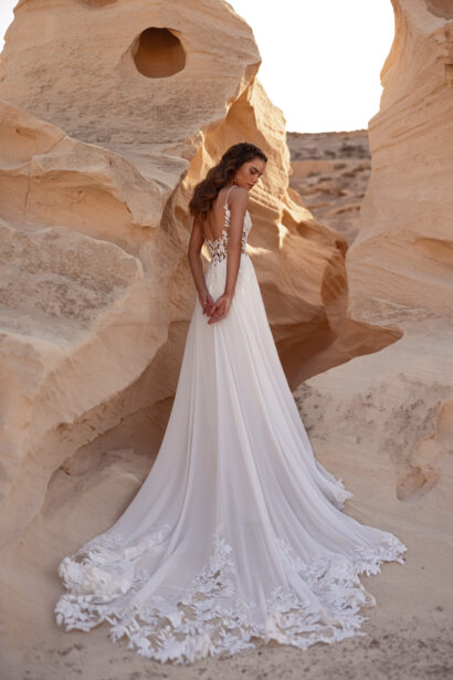 Dama Couture Malika trouwjurk met open rug en vloeiende rok
