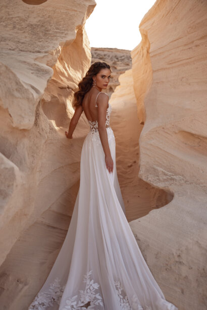 Dama Couture Malika trouwjurk met open rug en vloeiende rok