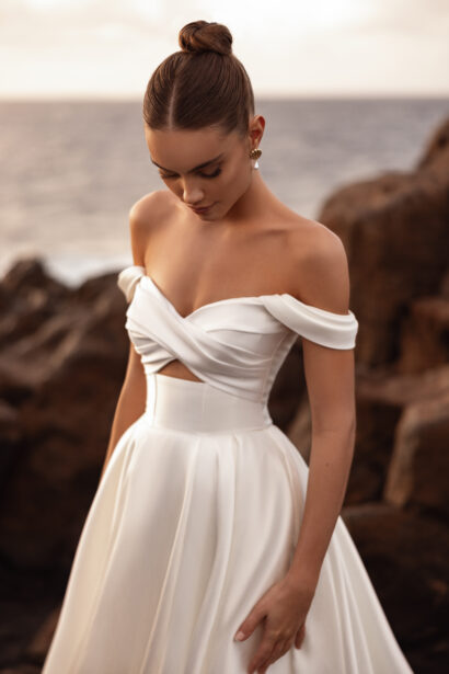 Mellisandre trouwjurk met off-shoulder halslijn en afneembare schouderbandjes