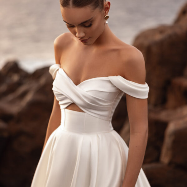 Mellisandre trouwjurk met off-shoulder halslijn en afneembare schouderbandjes