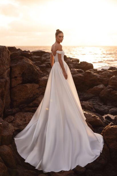 Mellisandre trouwjurk met off-shoulder halslijn en afneembare schouderbandjes