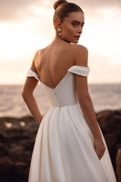 Mellisandre trouwjurk met off-shoulder halslijn en afneembare schouderbandjes