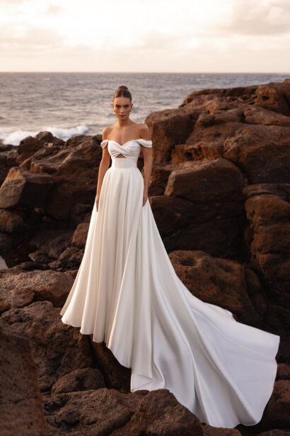Mellisandre trouwjurk met off-shoulder halslijn en afneembare schouderbandjes