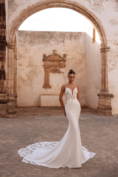 Dama Couture Munira trouwjurk met transparante kanten top en fijne bandjes