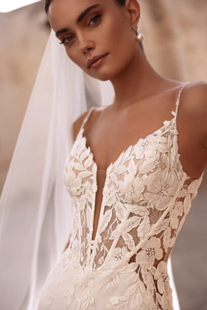 Dama Couture Munira trouwjurk met transparante kanten top en fijne bandjes