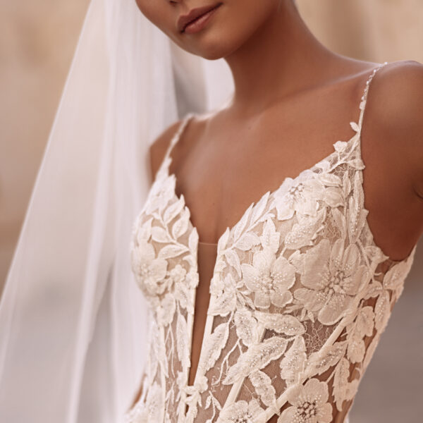 Dama Couture Munira trouwjurk met transparante kanten top en fijne bandjes