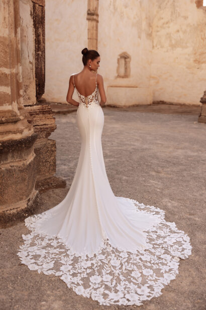 Dama Couture Munira trouwjurk met transparante kanten top en fijne bandjes
