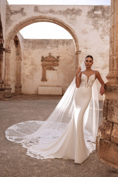 Dama Couture Munira trouwjurk met transparante kanten top en fijne bandjes