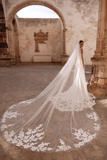 Dama Couture Munira trouwjurk met transparante kanten top en fijne bandjes